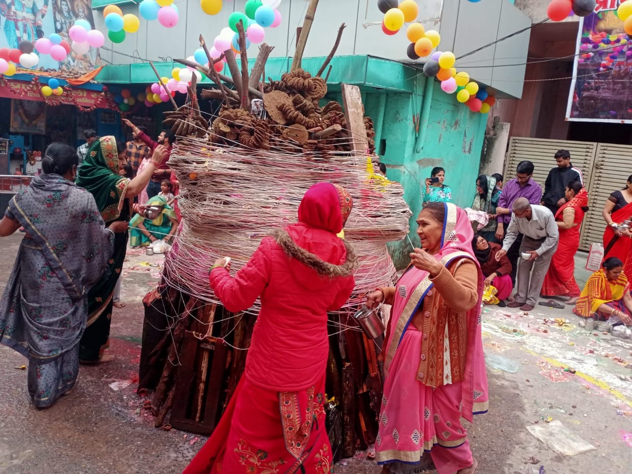Holika Dahan 2024 Puja Holi Celebration in Uttarakhand News in Hindi Photos
