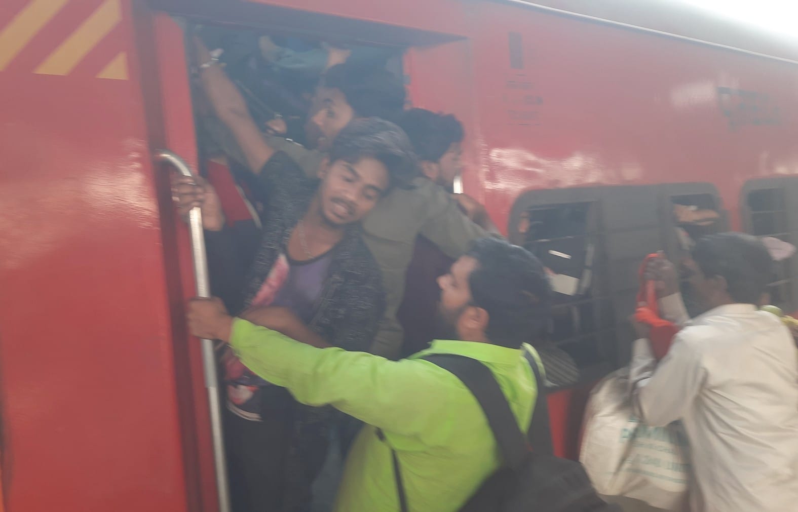holi 2024 Passengers traveling in toilet due to crowd in train