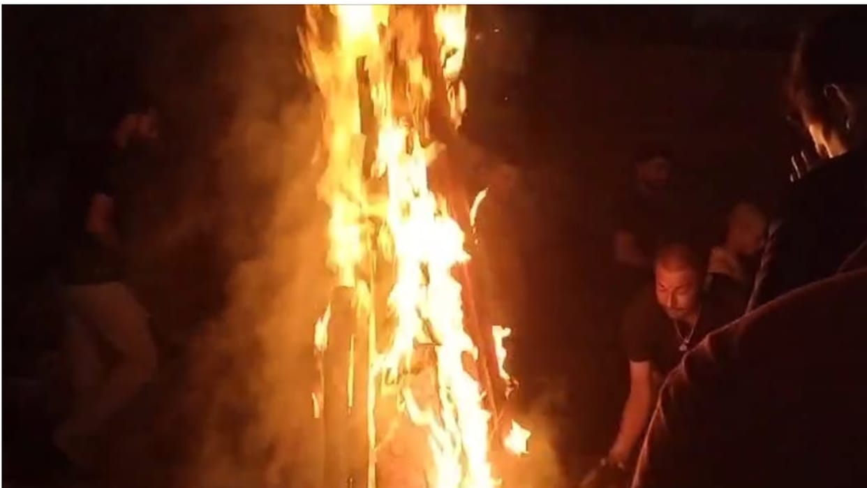 Holika Dahan 2024: Holika Dahan an auspicious time in Raipur, people congratulated each other, said- Happy Hol