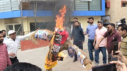HP Politics: केलांग-उदयपुर ब्लॉक युकां अध्यक्ष का इस्तीफा, नाहन में बागियों और भाजपा नेताओं के फूंके पुतले HP Politics: Keylong-Udaipur Block President resigns, effigies of rebels and BJP leaders burnt in Nahan