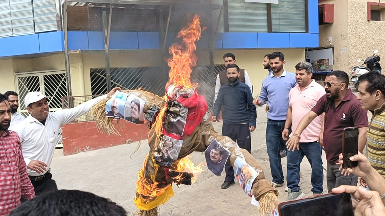 HP Politics: Keylong-Udaipur Block President resigns, effigies of rebels and BJP leaders burnt in Nahan
