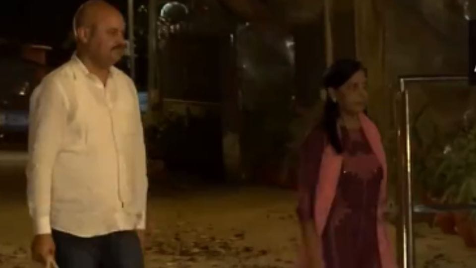 Sunita Kejriwal met CM Arvind Kejriwal at ED office delhi