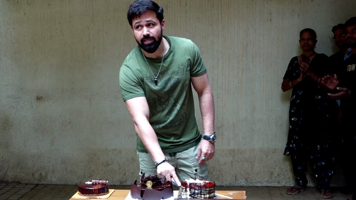 Emraan Hashmi Birthday ae watan mere watan actor cut cake with his fans details inside