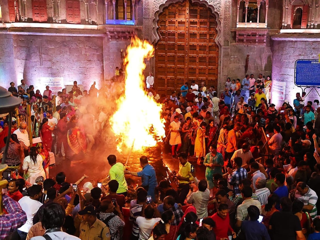 Indore: Government Holi was burnt first in Indore, then its embers were used to burn Holika at other places.