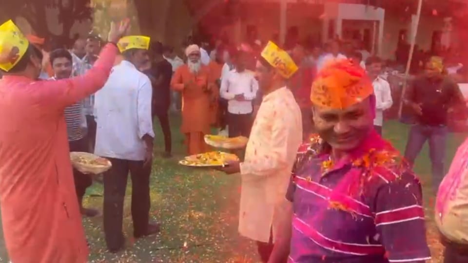Holi 2024 Prisoners played Holi in Haridwar District Jail Mahant Ravindrapuri also participated