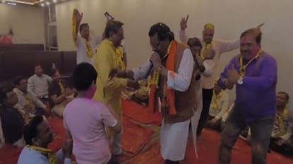 Aligarh: होली मिलन में खूब मिले गले, एक-दूसरे को लगाया रंग-गुलाल, गीत-भजनों पर झूमे साथ-साथ Lots of hugs during Holi celebration, applied colors and gulal