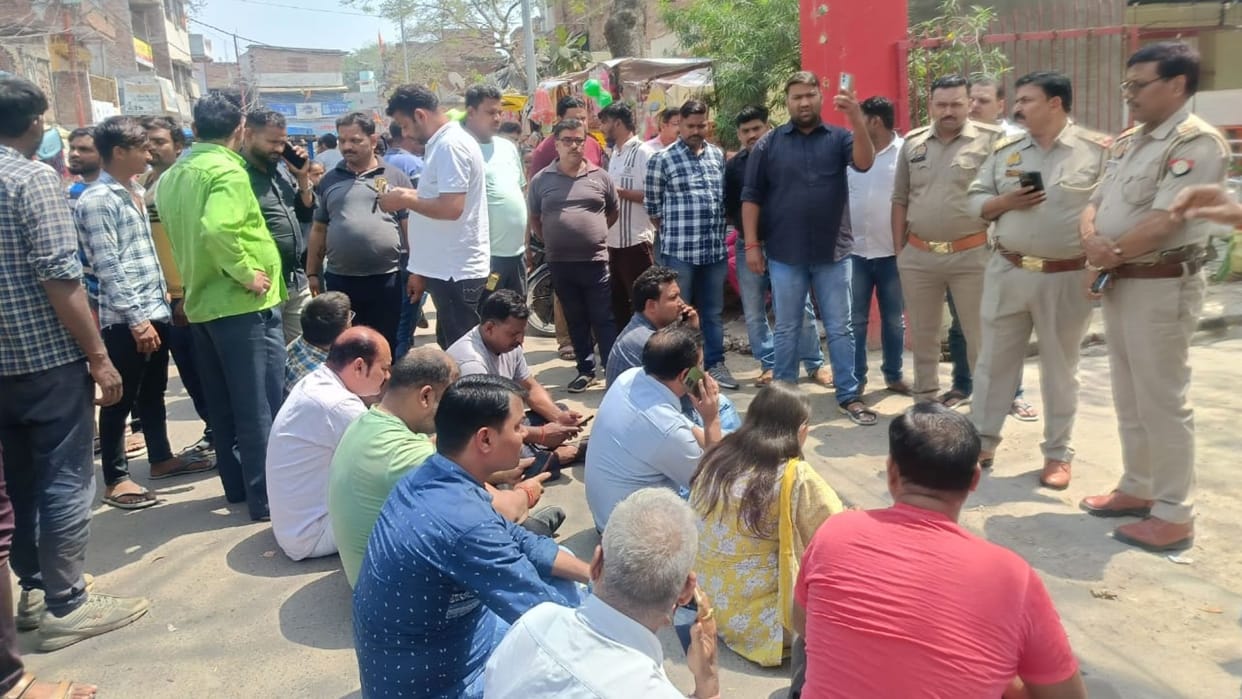 Municipality president councillors surrounded police station accused extortion in jaunpur