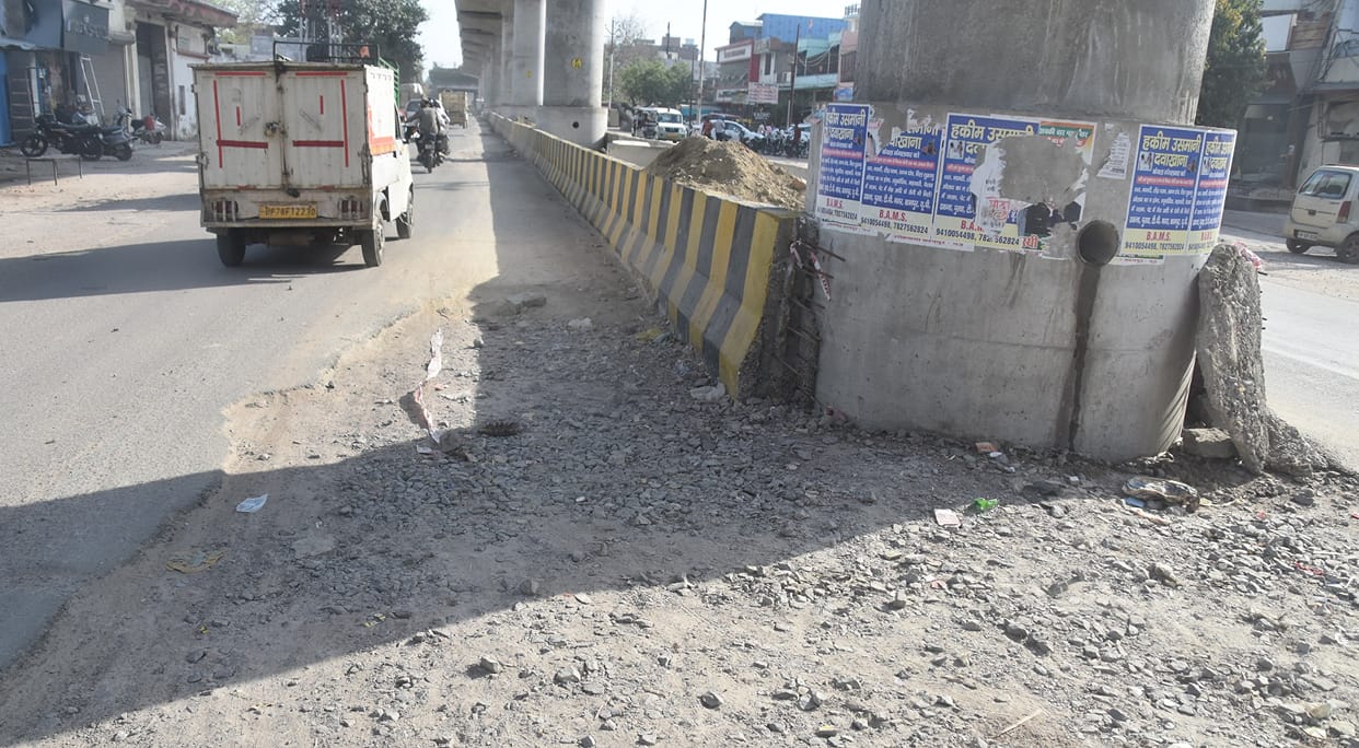 Metro officials, who showed speed in construction are lazy in patchwork, there are potholes at many places on