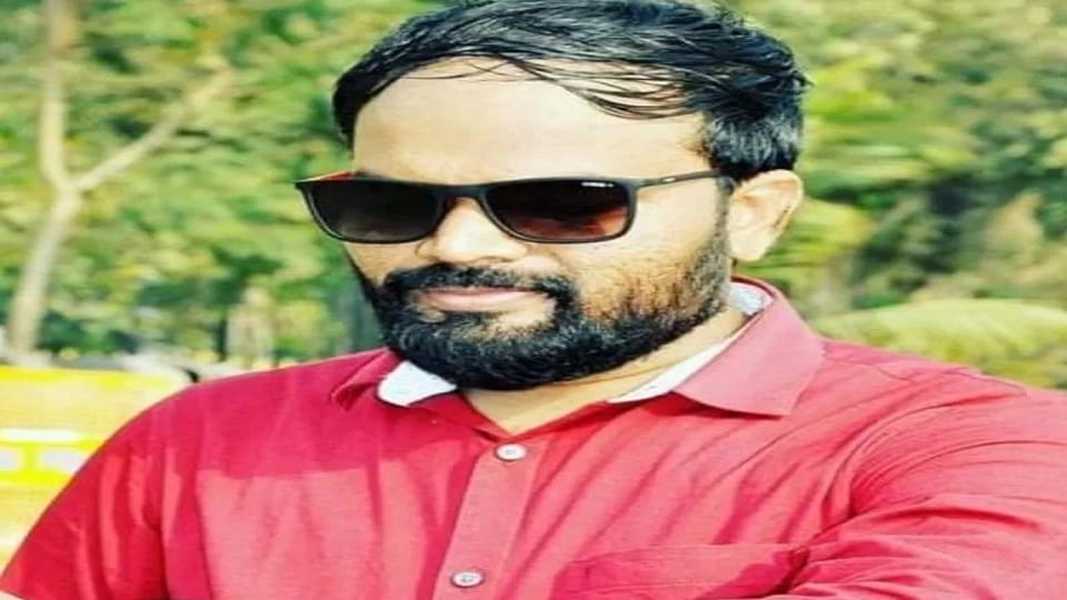 Maharashtra businessman commits suicide by hanging himself in hotel room in Bhilai