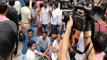 Delhi: विवाहित युवक पर चार वर्षीय बच्ची के साथ दुष्कर्म का आरोप, पांडव नगर में स्थिति तनावपूर्ण Married youth accused of Harassment four year old girl in Delhi