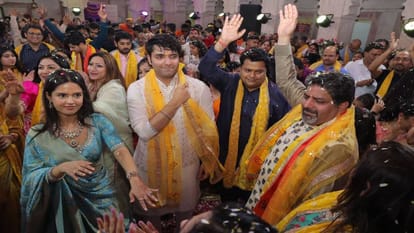 Bhakti songs were sung in Phag Mahotsav in Mathura Ashram Parikrama was organized in Vrindavan
