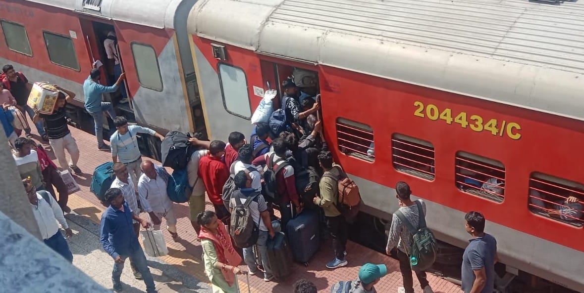 holi 2024 Passengers traveling in toilet due to crowd in train