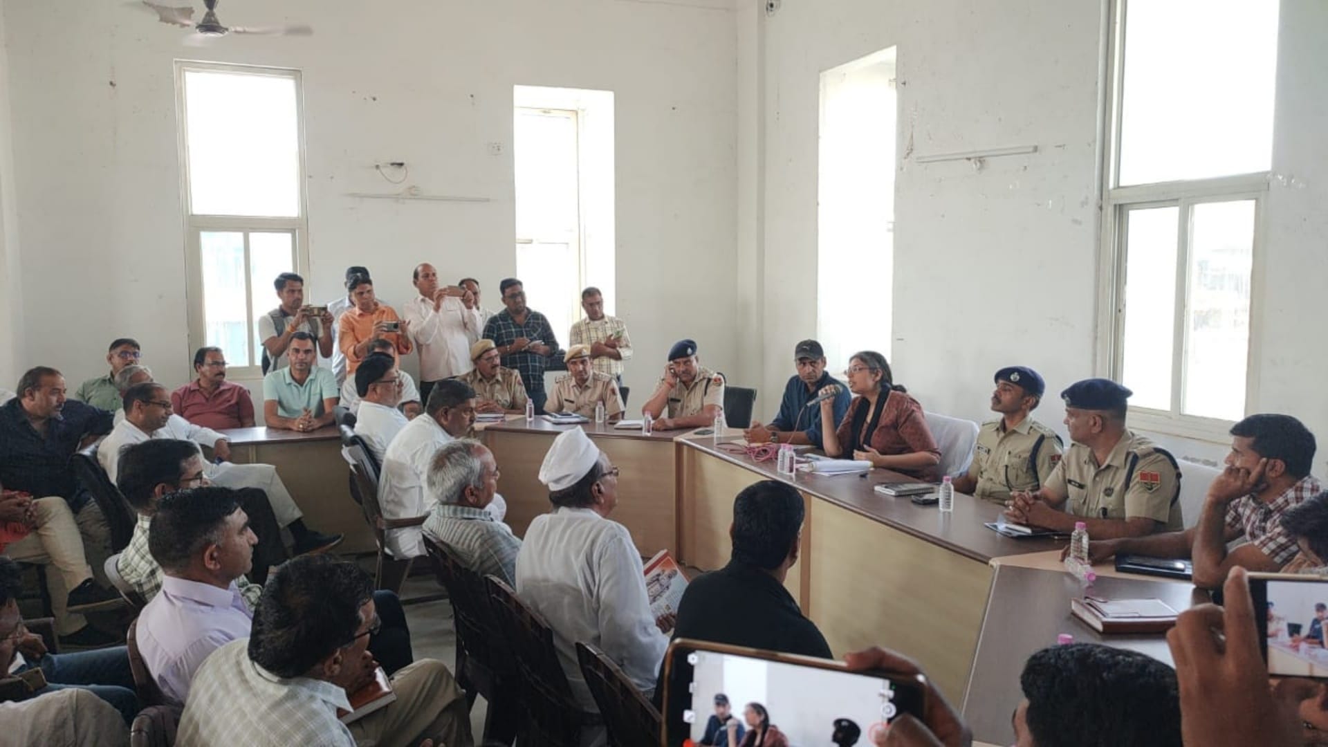 जिला प्रशासन की बैठक में कलेक्टर