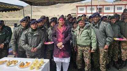 लेह में राजनाथ सिंह ने मनाई होली