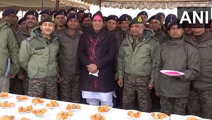Holi 2024: लेह में जवानों संग रक्षा मंत्री राजनाथ सिंह ने मनाई होली, सीमा पर खूब उड़ा गुलाल, बंटी मिठाइयां Defence Minister Rajnath Singh celebrate Holi with Armed Forces Personnel in Leh instead of Siachen