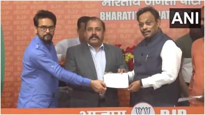 भाजपा में शामिल हुए पूर्व एयर चीफ मार्शल आरकेएस भदौरिया (बीच में)।