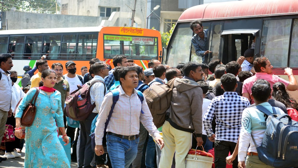 Many passengers came sitting on the floor of the train from Delhi to Prayagraj to celebrate Holi