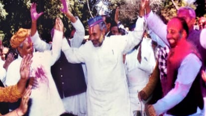 Colors of politics amid power struggle: Leaders also play, voters also play... colors of Holi rain