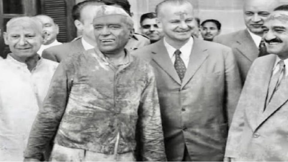 Colors of politics amid power struggle: Leaders also play, voters also play... colors of Holi rain