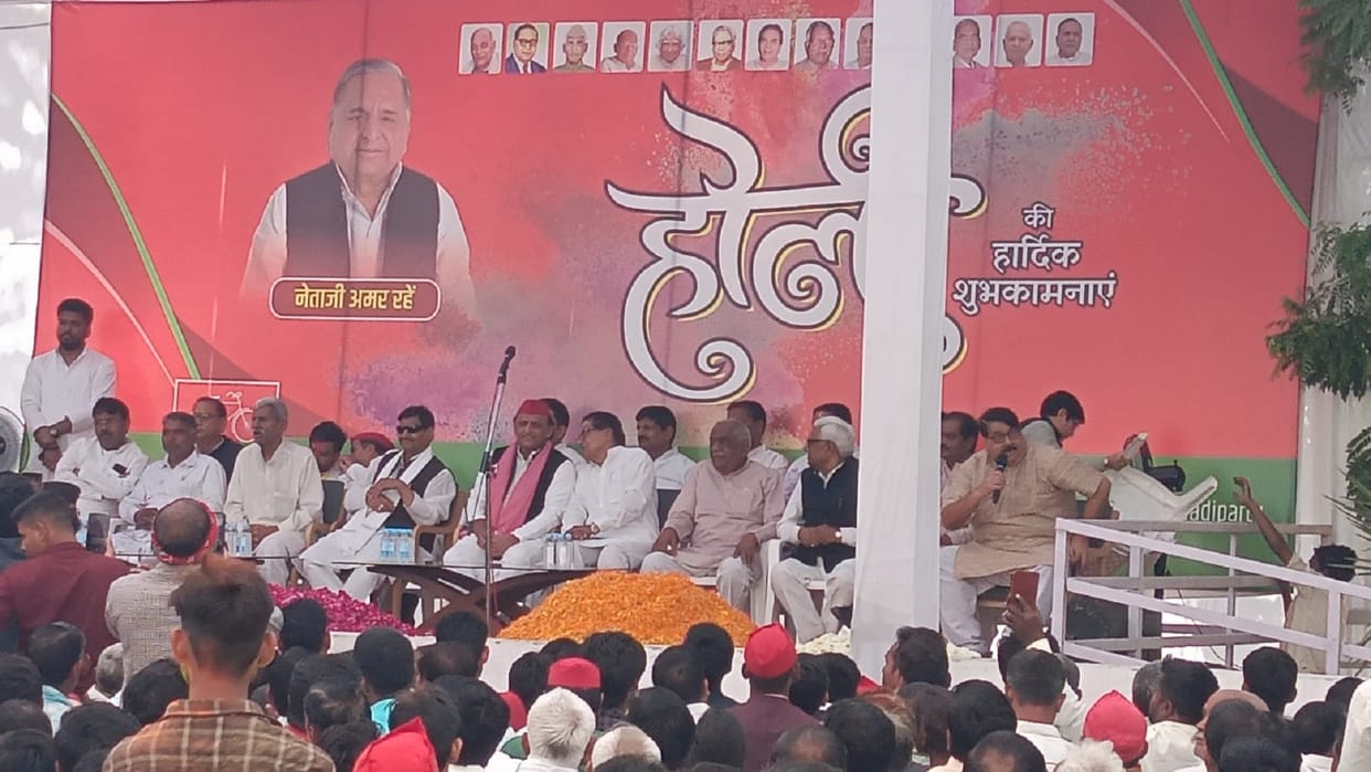 Holi of flowers in Saifai Akhilesh yadav Shivpal and Ram Gopal second Holi Without Mulayam Singh