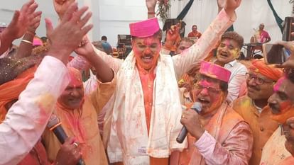 Bihar: भाजपा के मंत्री हरि सहनी और संजय सरावगी ने कार्यकर्ताओं के साथ मनाई होली, गीतों पर लगाए ठुमके Bihar: BJP ministers Hari Sahni and Sanjay Saraogi celebrated Holi with party workers, danced on songs