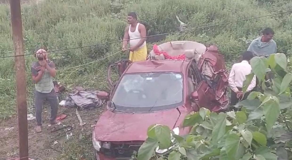 Bihar News: Three killed in road accident in Begusarai: Speeding car overturns