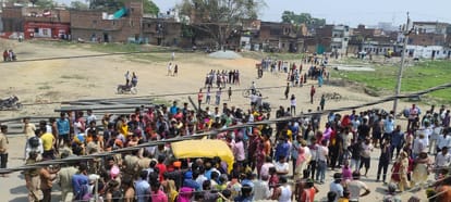 Major accident in Chandauli many people died and injured after car entered shop