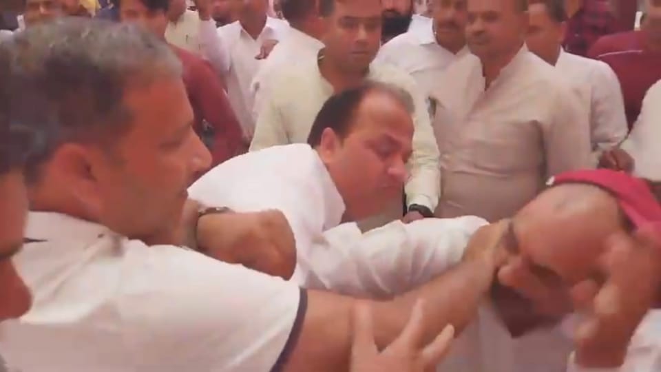 Congressmen clash in Holi Milan program in Faridabad, kicking and punching fiercely