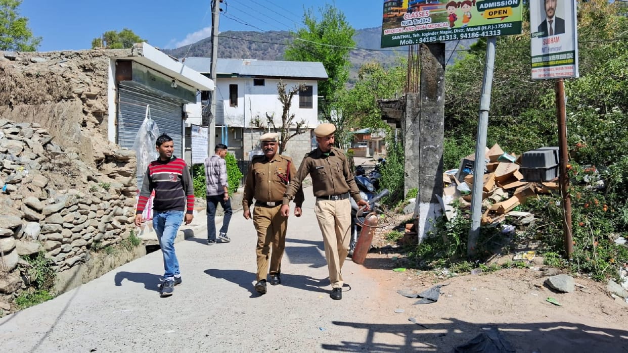 Fire broke out in a gas cylinder during a function in a house in Mandi in Himachal