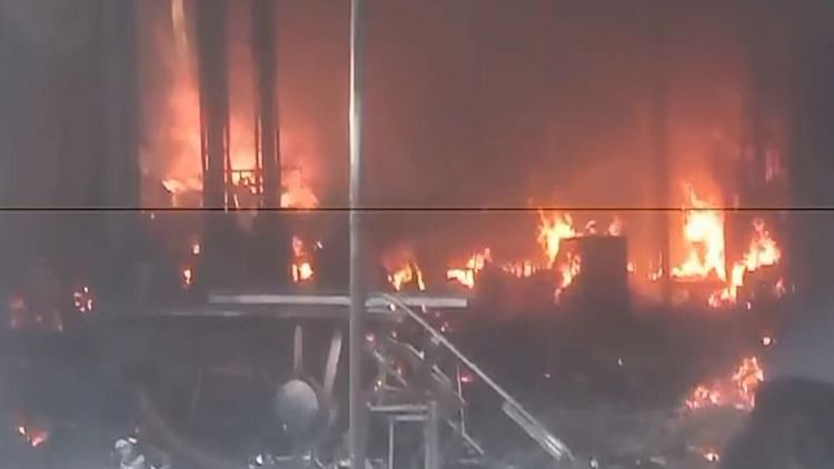 Raipur fire news: रायपुर के मोवा-सड्डू फर्नीचर गोदाम में लगी भीषण आग, मची खलबली, जलकर राख हुआ सारा सामान