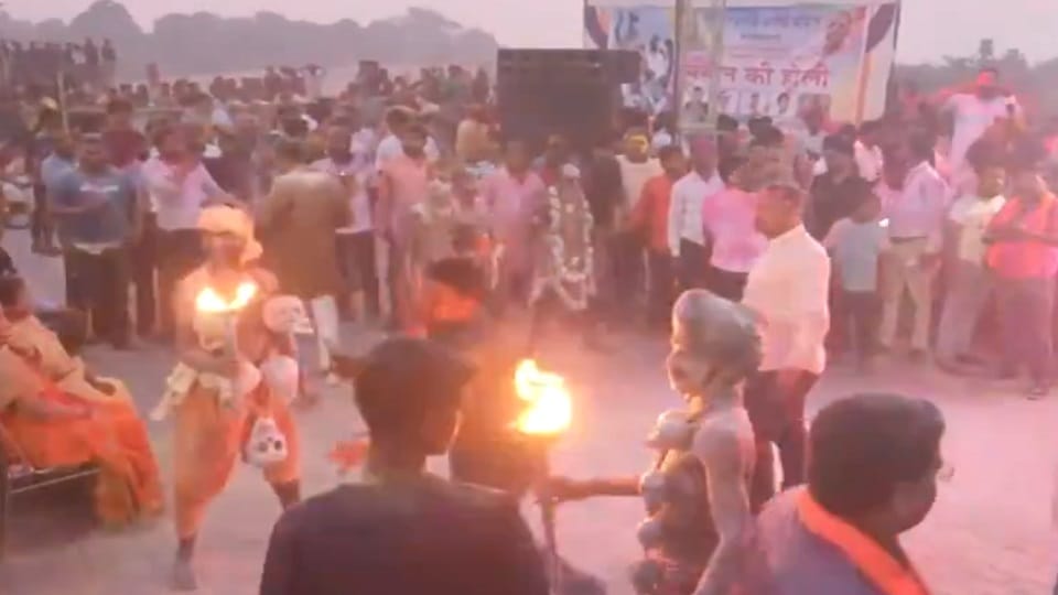 Famous Masaan Holi celebrated in Gorakhpur actor and BJP MP Ravi Kishan participated