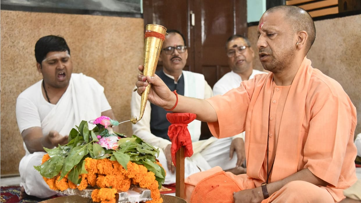 CM Yogi performed Rudrabhishek in Gorakhpur Gorakshanath temple