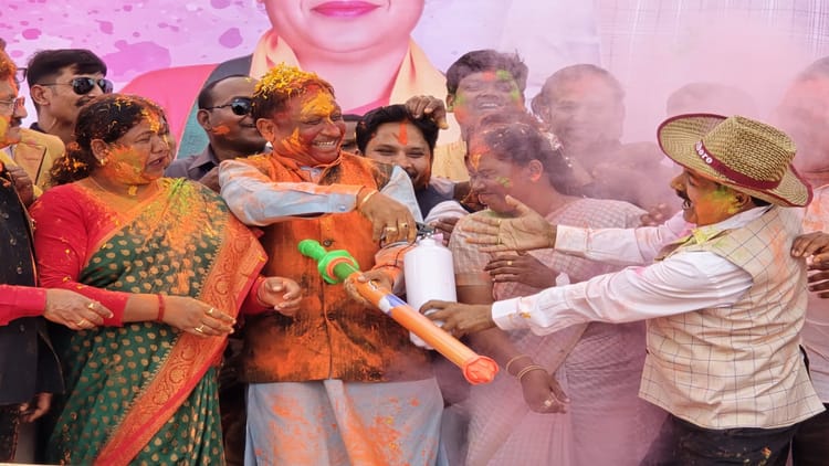 Holi in CG: सीएम साय पर चढ़ा होली का रंग; गुलाल से सराबोर और पिचकारी थामे आए नजर, जमकर की हंसी ठिठोली, दी बधाई