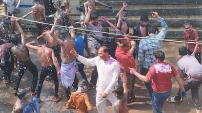 Holi 2024: जौनपुर में होली पर जमकर हुई मस्ती, फगुआ गीतों पर मस्ती में थिरके लोग; खूब हुआ हुड़दंग Holi grand celebration with fun on fugua songs in Jaunpur