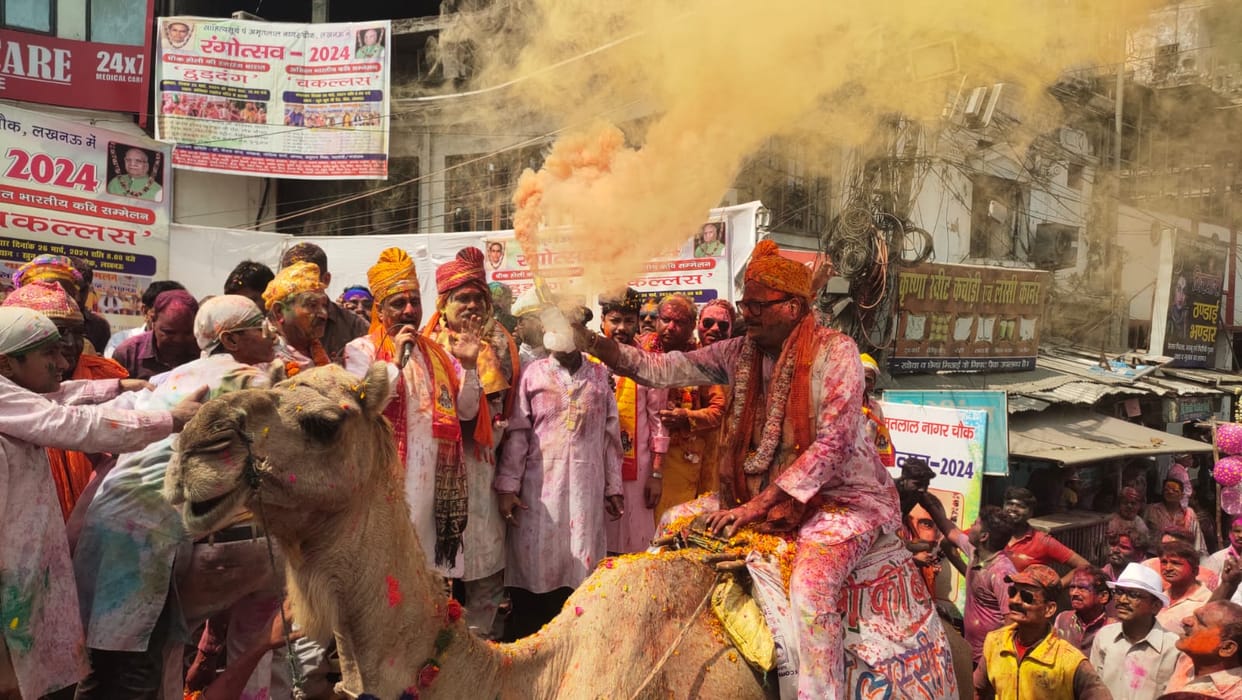 Lucknow: Holi played with traditional style, Deputy CM came out riding on a camel in the wedding procession