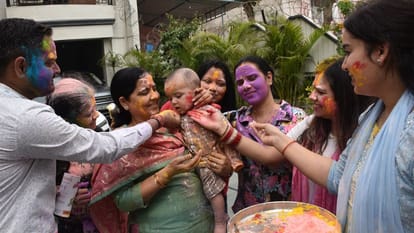 Holi 2024: Dance steps along with Holika Dahan Moradabad division, Abir-Gulaal flowed,colors started raining