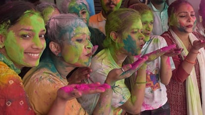 Holi 2024: Dance steps along with Holika Dahan Moradabad division, Abir-Gulaal flowed,colors started raining
