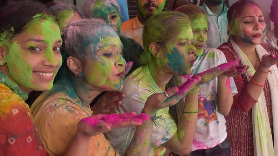 Holi 2024: Dance steps along with Holika Dahan Moradabad division, Abir-Gulaal flowed,colors started raining