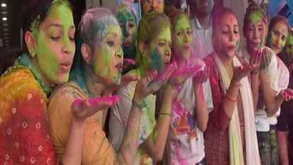 Holi 2024: Dance steps along with Holika Dahan Moradabad division, Abir-Gulaal flowed,colors started raining