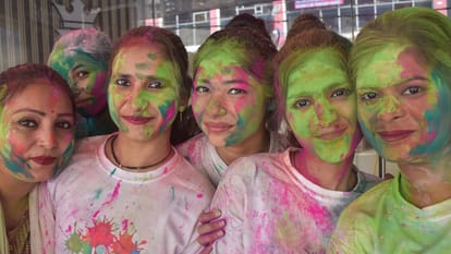 Holi 2024: Dance steps along with Holika Dahan Moradabad division, Abir-Gulaal flowed,colors started raining