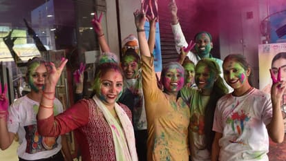 Holi 2024: Dance steps along with Holika Dahan Moradabad division, Abir-Gulaal flowed,colors started raining
