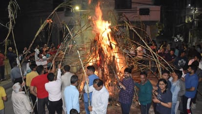 Holi 2024: Dance steps along with Holika Dahan Moradabad division, Abir-Gulaal flowed,colors started raining