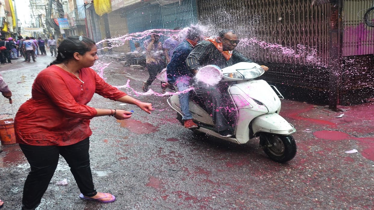 people played Holi after Holika Dahan in Bareilly