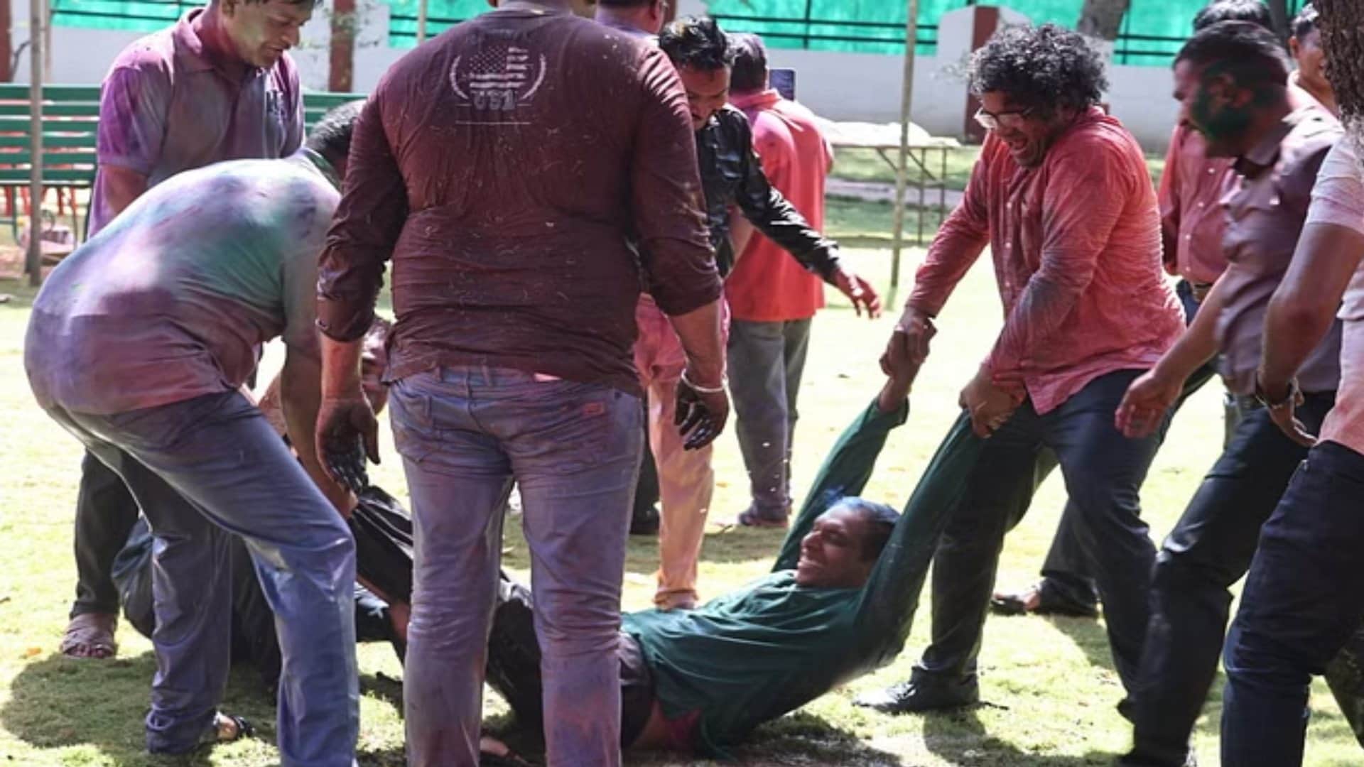 Holi in MP: at some places MLAs danced and at some places devotees played gulal with God, see pictures