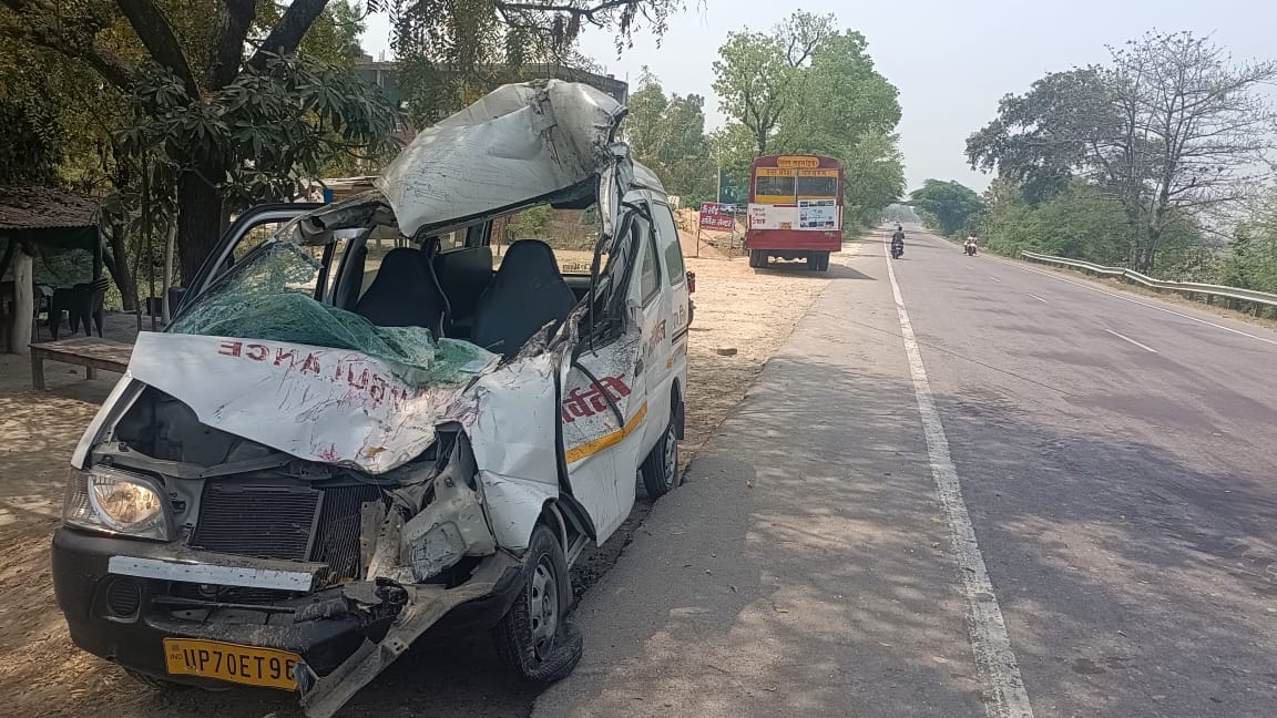 Jaunpur Accident News of Collision in roadways bus and ambulance