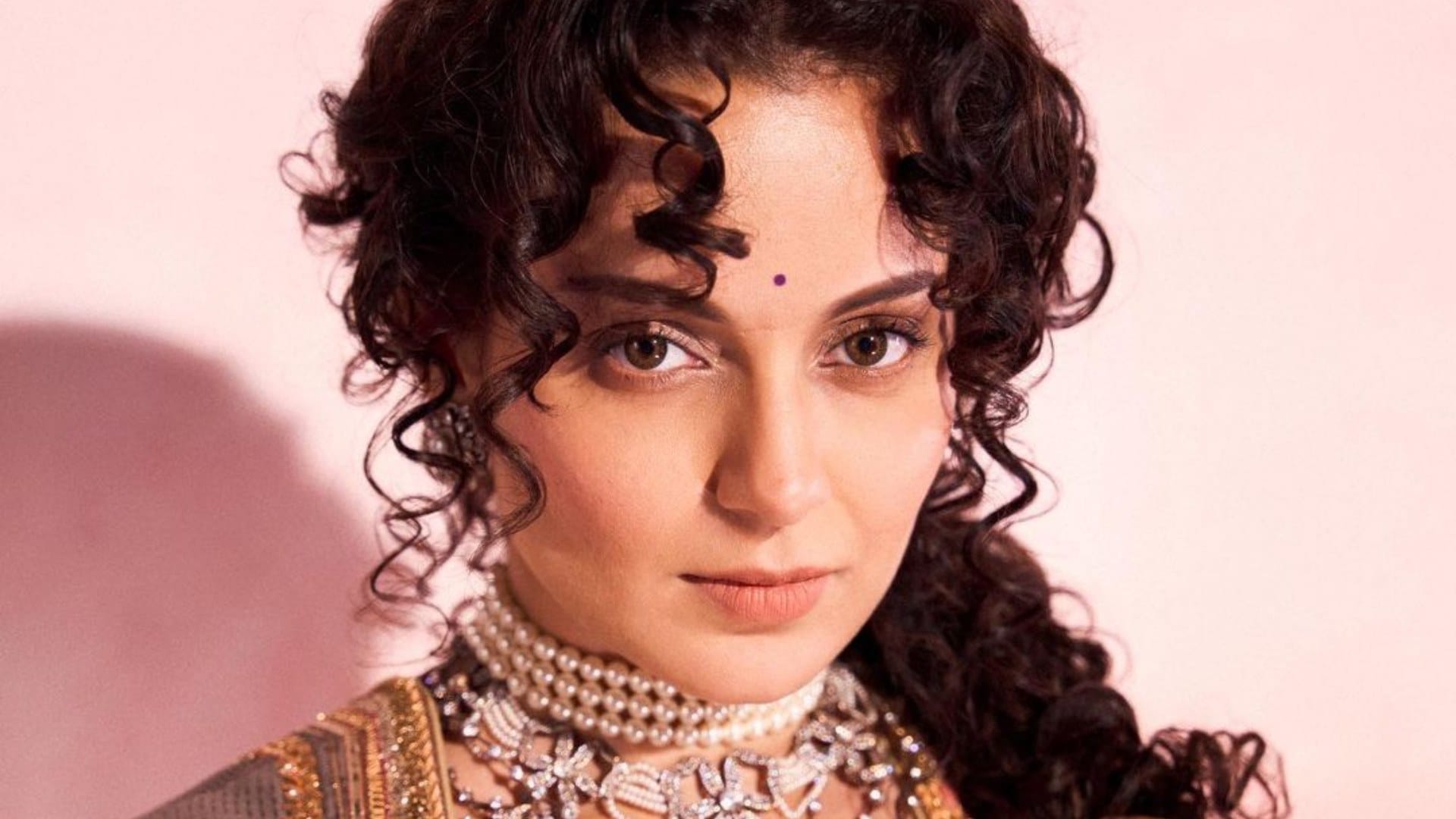 Is Kangana Ranaut takes a dig at alia bhatt on her national award comparing with rahul gandhi details inside
