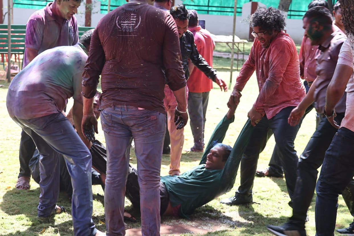 Indore: Mani Holi celebrated with great pomp in Indore, officers threw colors on each other