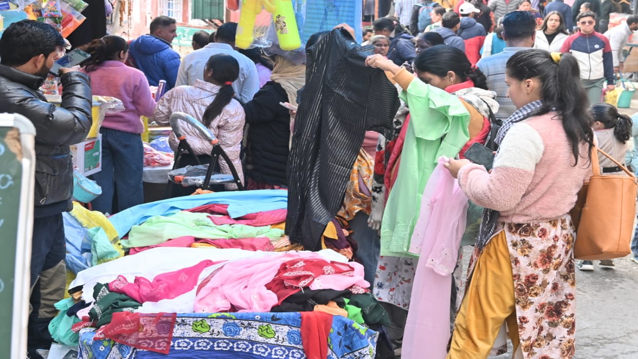 Shimla News: The craze for Lucknowi kurti increased as the summer season started in Shimla.