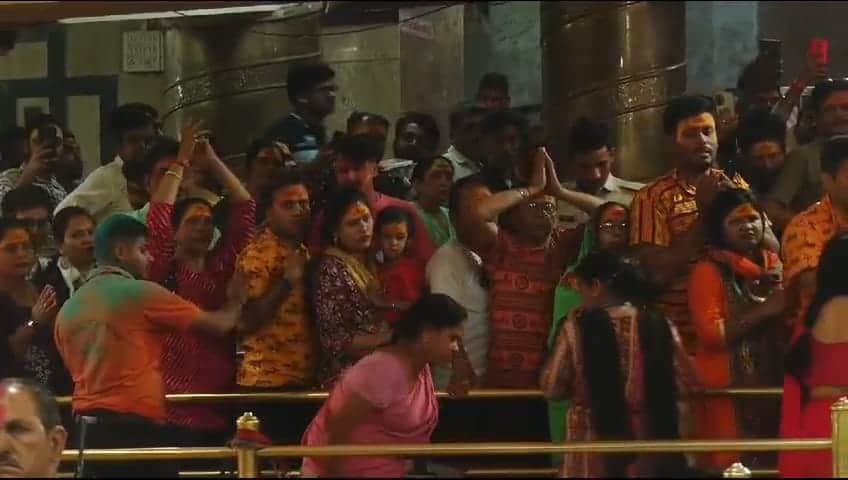 Holi in MP: at some places MLAs danced and at some places devotees played gulal with God, see pictures