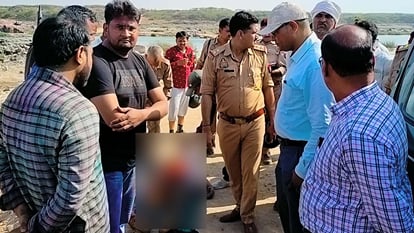 Jalaun: सलाघाट पर दोस्तों के साथ पिकनिक मनाने गया युवक बेतवा नदी में डूबा, मौत से परिजनों में मचा कोहराम Jalaun: young man who went for picnic with friends at Salaghat drowned in Betwa river, died